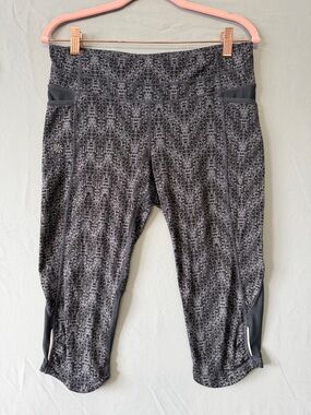 Athleta Womens Be Free Knicker Crop Capri Leggings Size M Grey Reflective Gym